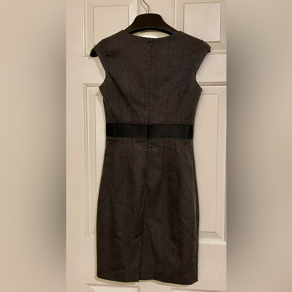 Mexx fitted and lined dress with pleated with empire waist. Size CA 32 / XS - Picture 4 of 7